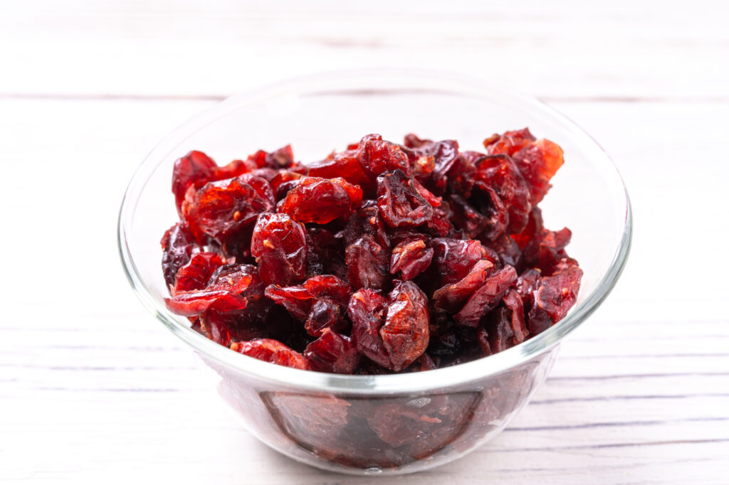 ガラスの器に入ったドライクランベリー