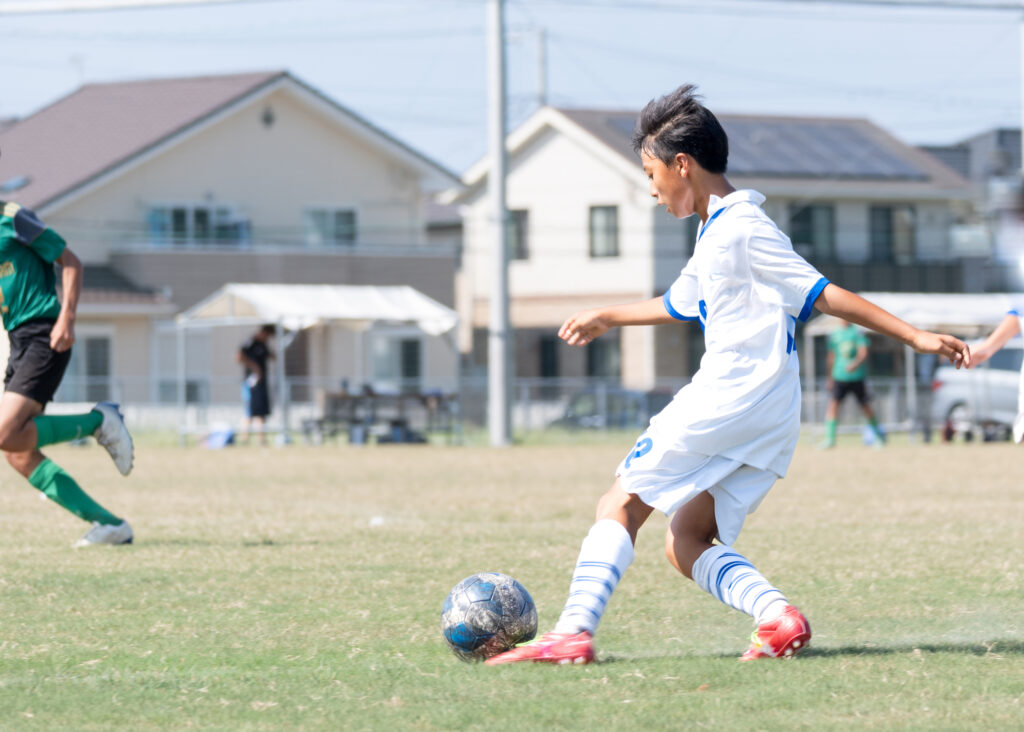 サッカーをする少年