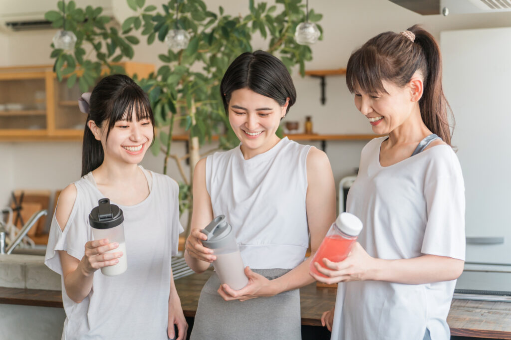 さまざまなプロテインを手にする女性たち