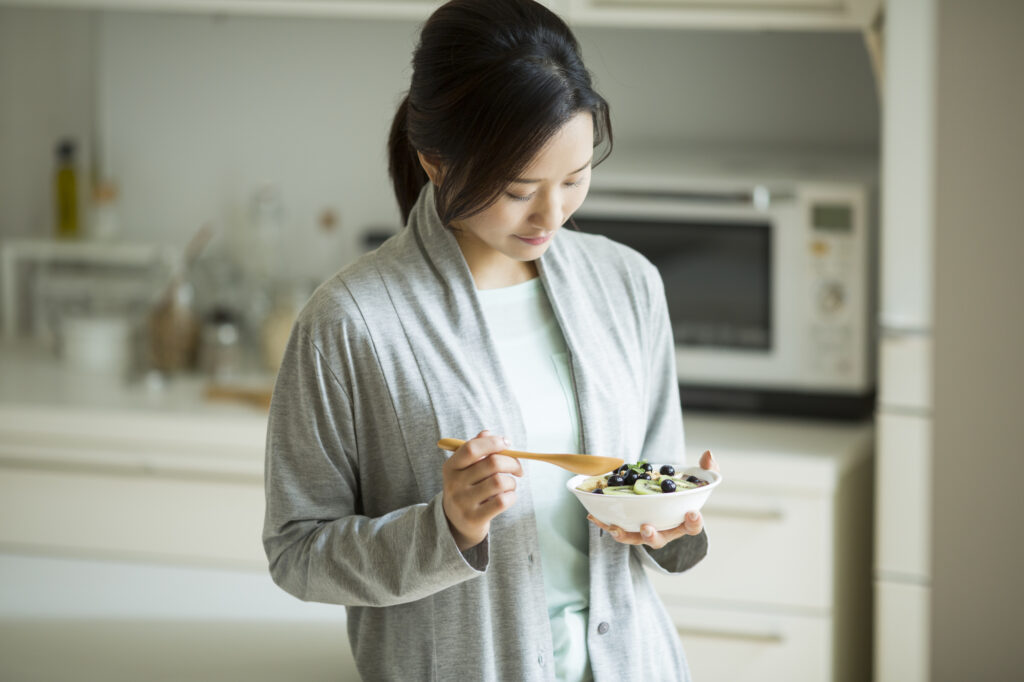アサイーボウルを食べようとする女性