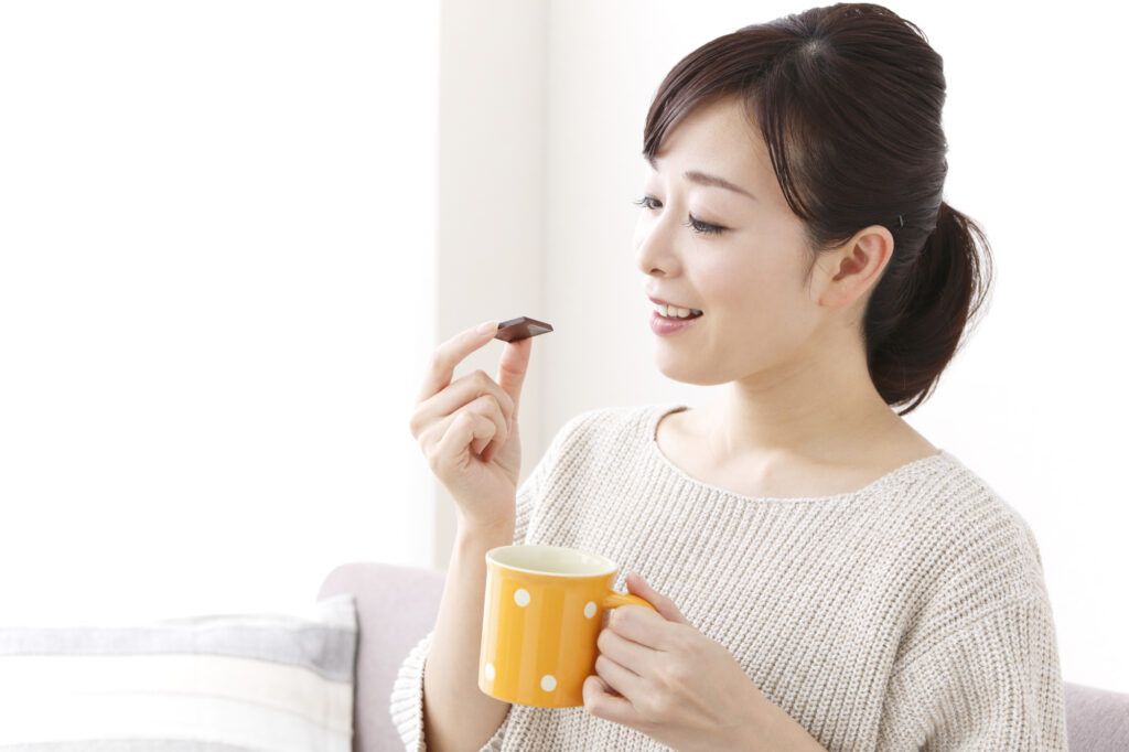 チョコレートをおやつにする女性