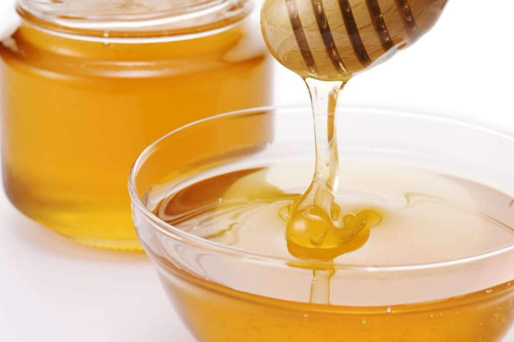 ガラスの器に入ったはちみつ
