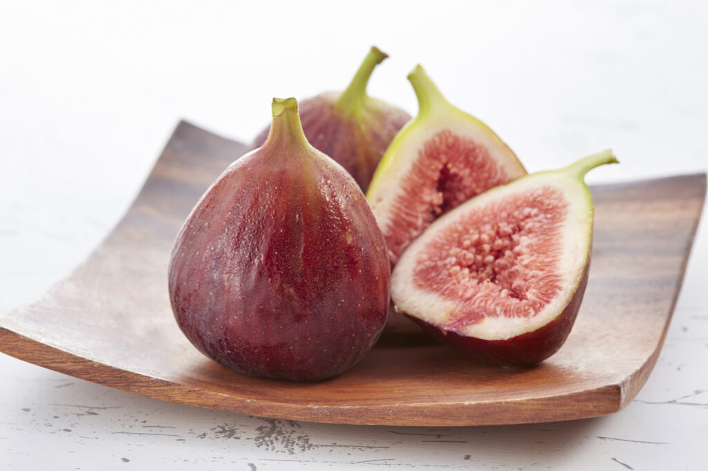 木の器に乗った生いちじく