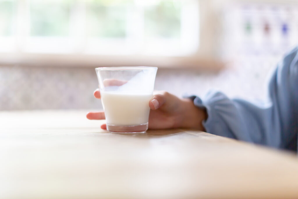 プロテインを持つ子供の手元