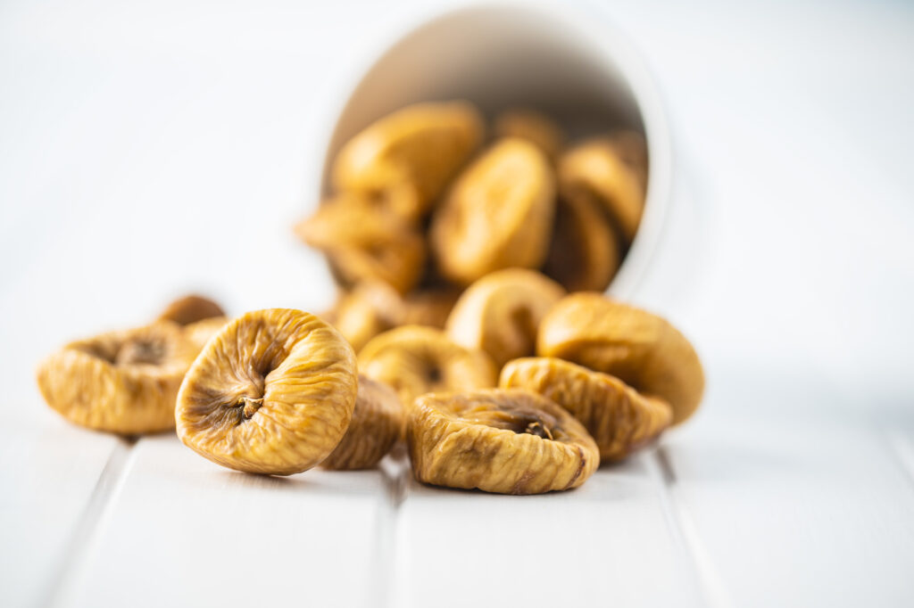 テーブルにこぼれるドライいちじく