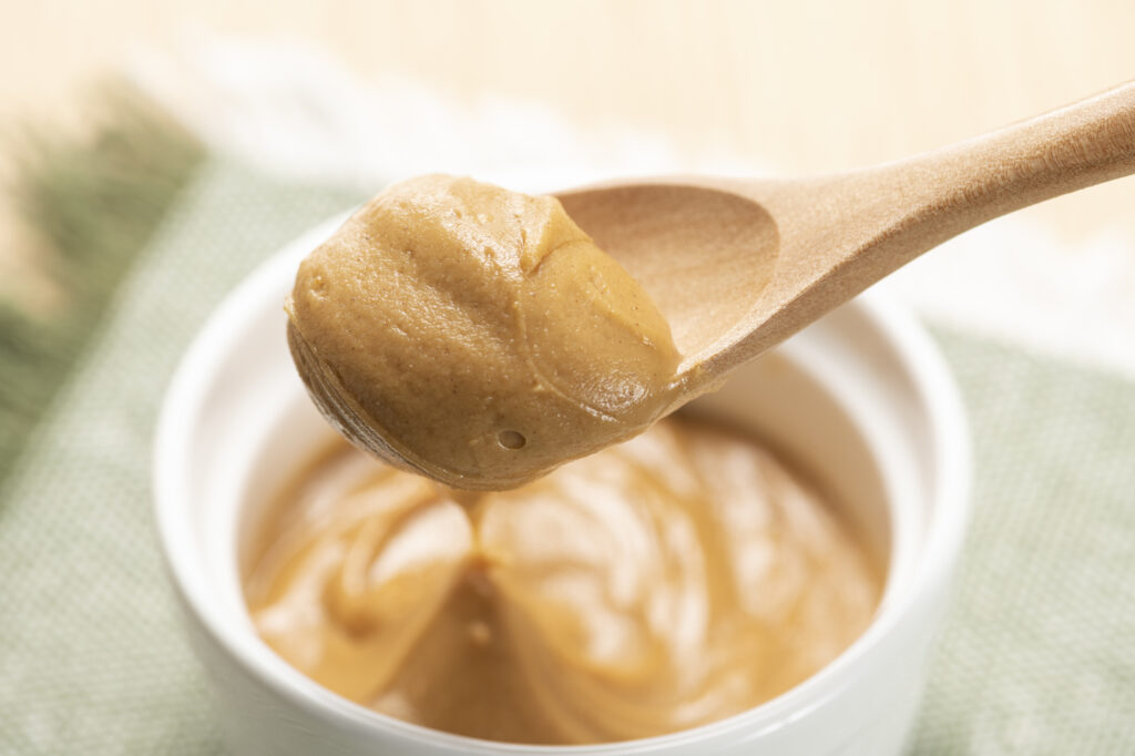 木のスプーンですくったピーナッツバター