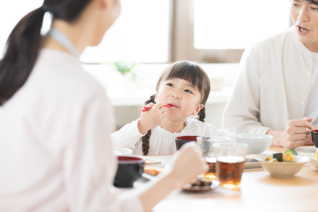 朝食をとる家族