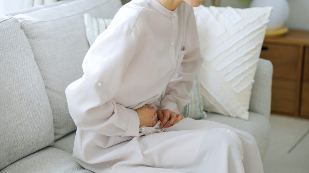腹部を気にする女性