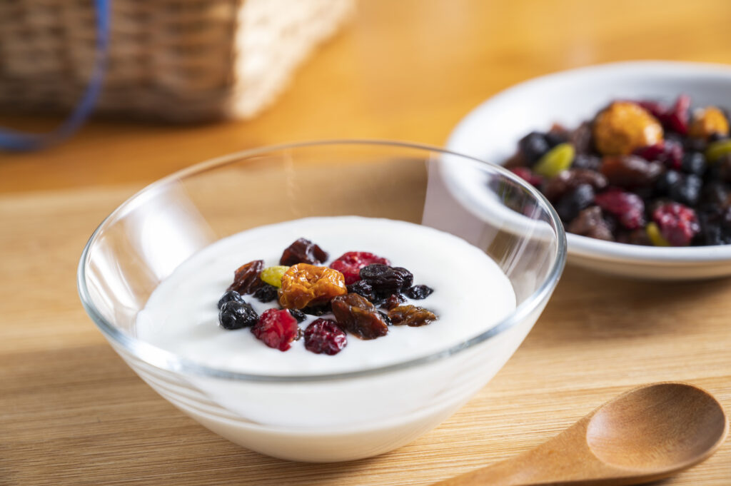 ヨーグルトに入ったクランベリーやドライフルーツ