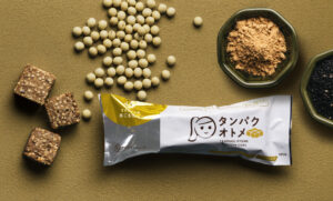 【新商品】人気のプロテインキューブに香ばしい和風フレーバー「甘さひかえめ黒ごまきなこ」新登場！