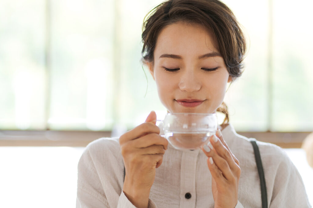 白湯を飲む女性