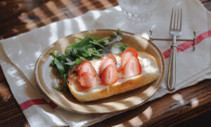 さっぱりうれしい『ちょ〜ぐると』でつくるいちごとクリームチーズのオープンサンド