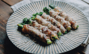 春の旬おかずレシピ『極上スパイス 喜』でつくる菜の花の肉巻き