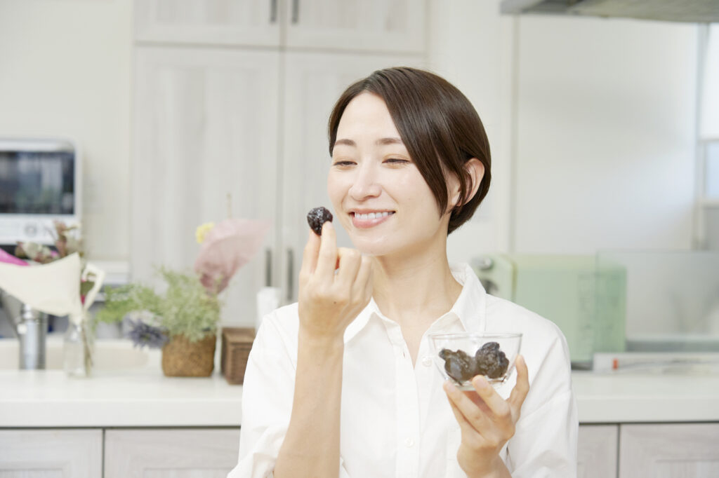 プルーン食べる女性