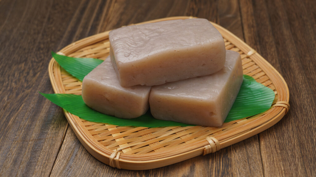 ざるに置かれた3つのこんにゃく