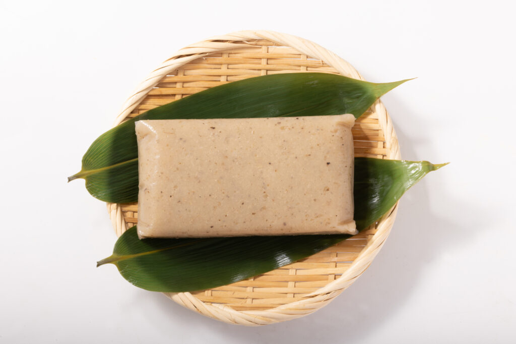 ざるに置かれたこんにゃく