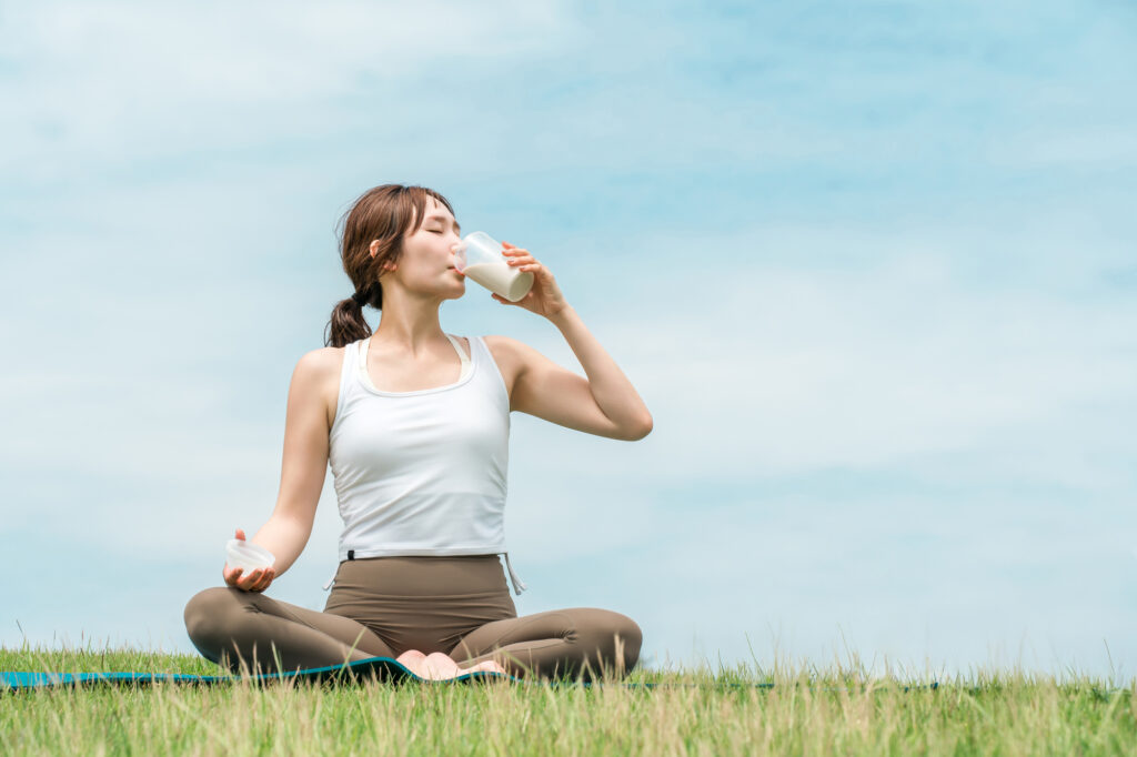プロテインを飲む女性
