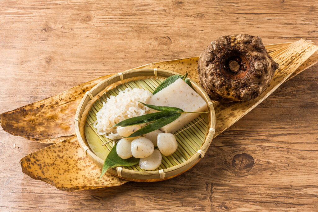 ざるに置かれたさまざまな種類のこんにゃく