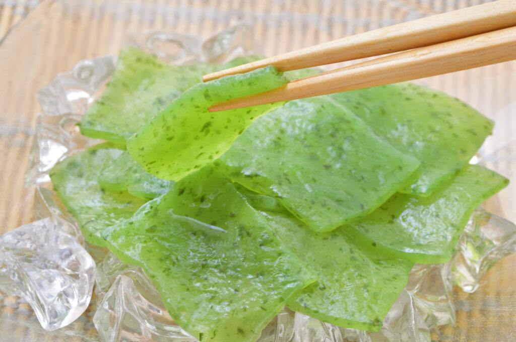 刺身こんにゃくを箸で持ち上げる様子