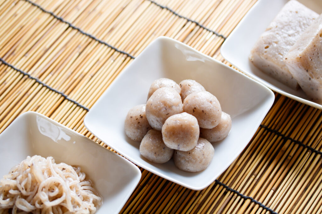 皿に盛られたさまざまなこんにゃく