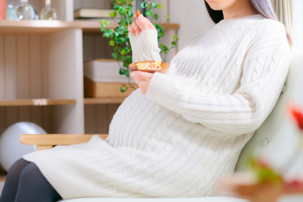 ナッツを食べる妊婦