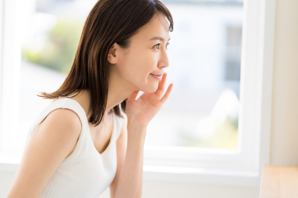 肌に手を当てる女性