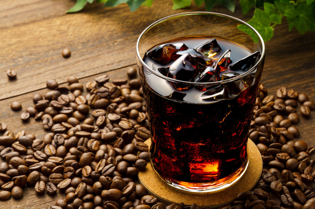 コーヒー豆とアイスコーヒー