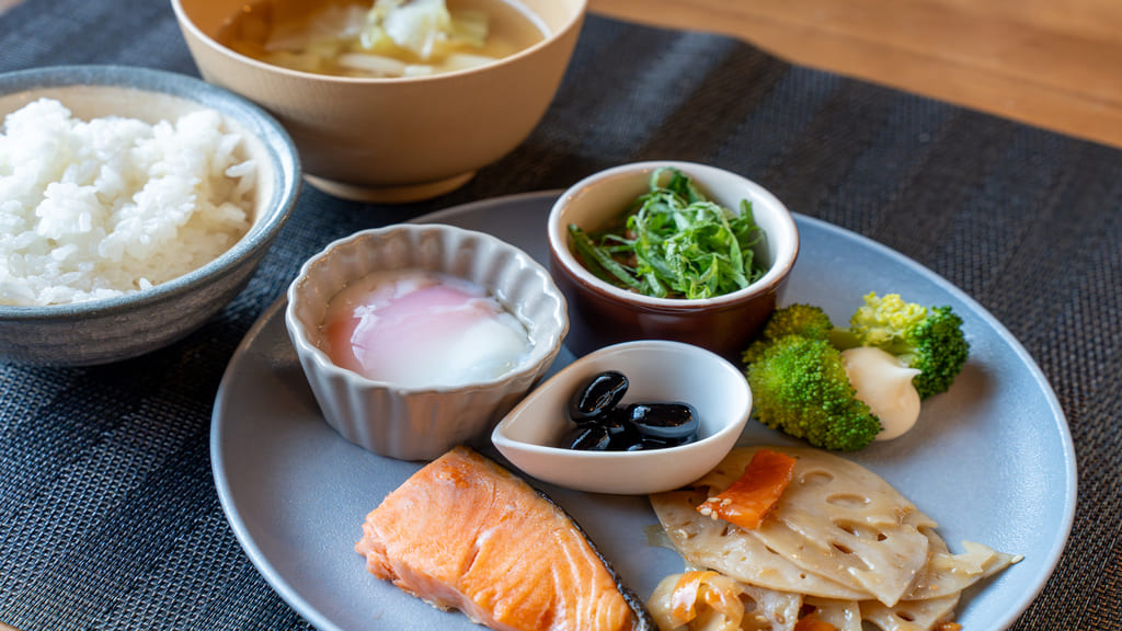 主食・主菜・副菜がそろったバランスのよい朝食