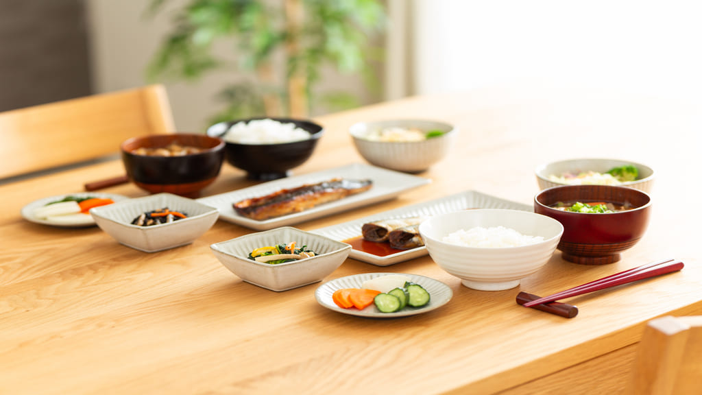 食卓に並んだ和食の朝食