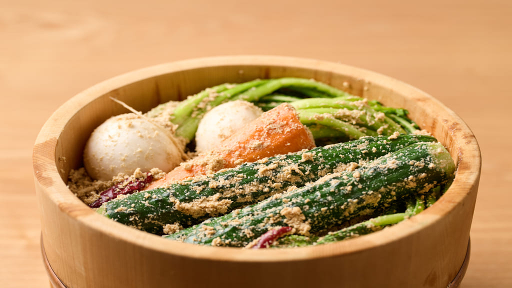 ぬか床に野菜を漬けている様子