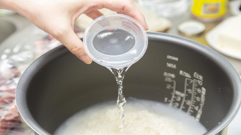 炊飯用の水を計量する様子
