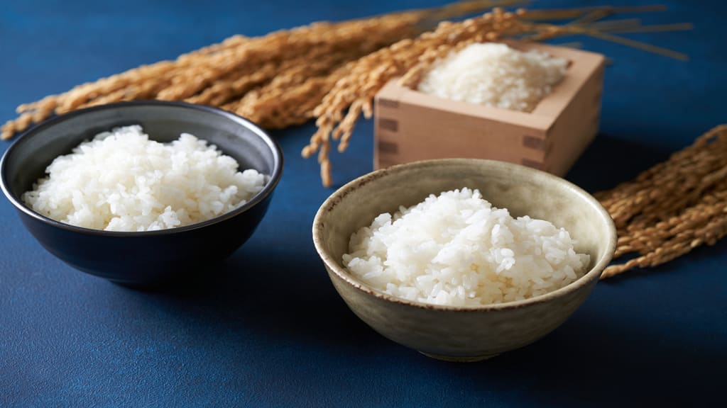 お茶碗に盛られた白米